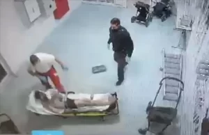 Almanya'nın Hessen eyaletine bağlı Kassel şehrinde bir sağlık görevlisinin, sedyede