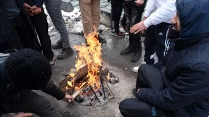 Soğuk havanın etkili olduğu Fransa'nın kuzeyindeki kampta kalan göçmenlerin ısınmak