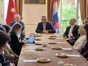 Bakan Özer: "Türkçe anadil derslerinin yeniden müfredata dahil edilmesi, Türk