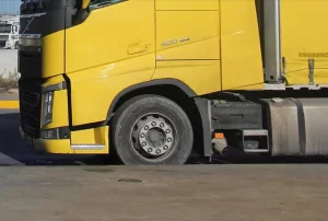 Yunanistan’da başkent Atina yakınlarında Türk plakalı tırın şöförü aracında ölü