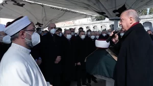 Tedavi gördüğü hastanede 92 yaşında hayatını kaybeden Türkiye'nin önde gelen