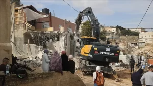 İsrail askerleri, işgal altındaki Batı Şeria'da "ruhsatsız" olduğu iddiasıyla Filistinlilere