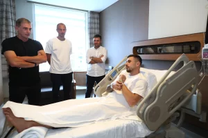 A Milli Futbol Takımı Teknik Direktörü Stefan Kuntz, sol dizinden