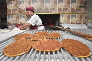 Güneydoğu Anadolu Bölgesi'nin öne çıkan gastronomi kentlerinden Gaziantep ve Şanlıurfa'nın