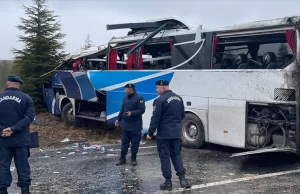 Eskişehir'de yolcu otobüsünün devrilmesi sonucu 1 kişi öldü, 41 kişi