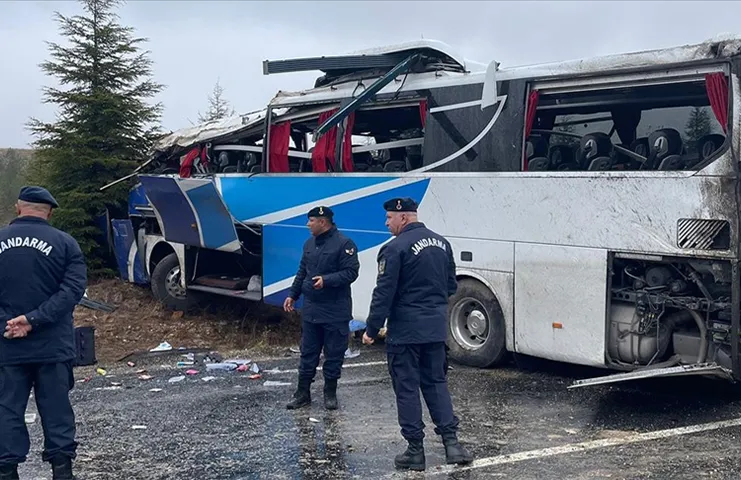 Alanya-Bursa seferini yapan otobüs Eskişehir'de devrildi