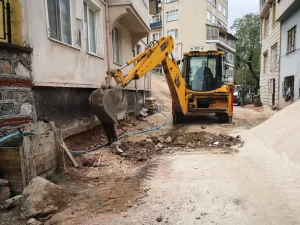 Osmangazi Belediyesi, yaz aylarının gelmesiyle birlikte mahallelerdeki üst yapı çalışmalarına