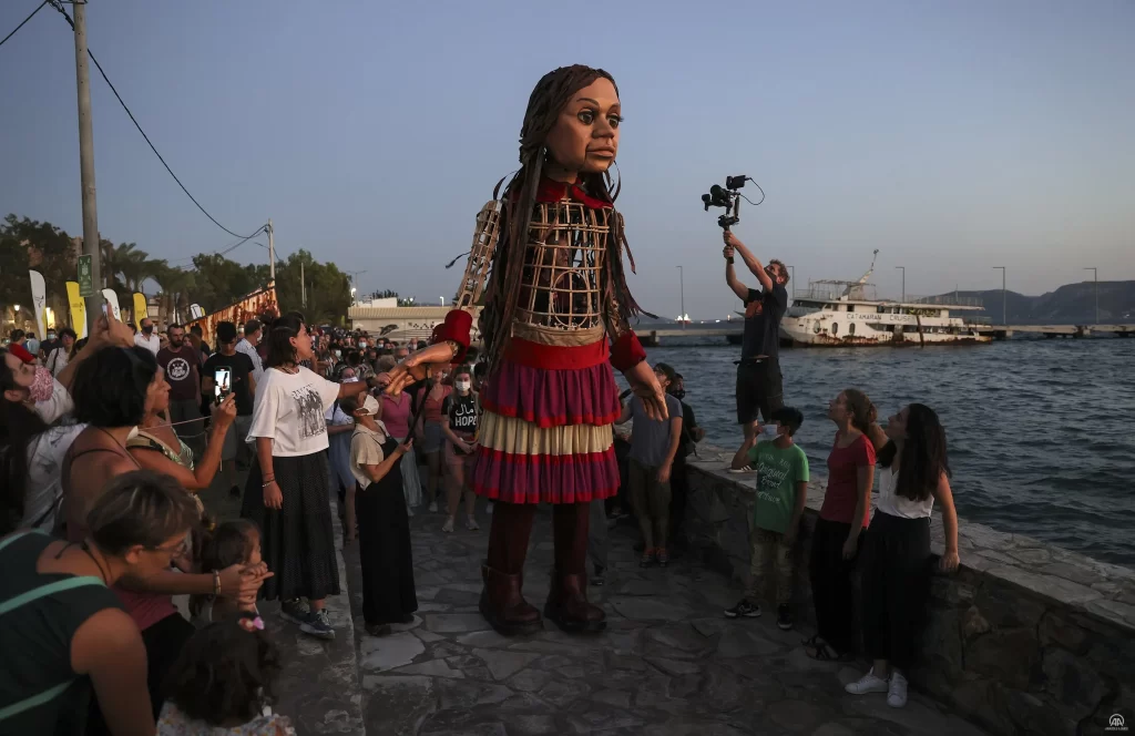 Mülteci çocukların simgesi kukla "Küçük Amal" Yunanistan‘da