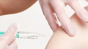 Yeni tip koronavirüs salgını, aşı hakkında doğru bilinen yanlışları yeniden
