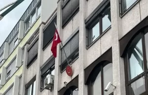 Türkiye’nin Nürnberg Başkonsolosluğu’na boyalı saldırı düzenlendi. Failler belirlenemezken binanın dış