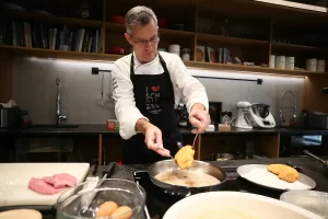 Figlmüller restoranın 4'üncü nesil işletmecisi Hans Figlmüller: "Avusturya’da şnitzel çeşitli