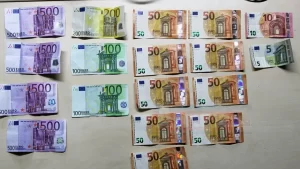   ALMANYA’NIN Krefeld yakınlarından geçen A57 otoyolunda uçuşan binlerce euroyu