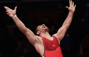 Dünya ve olimpiyat şampiyonu milli güreşçi Taha Akgül, Rus sporcu
