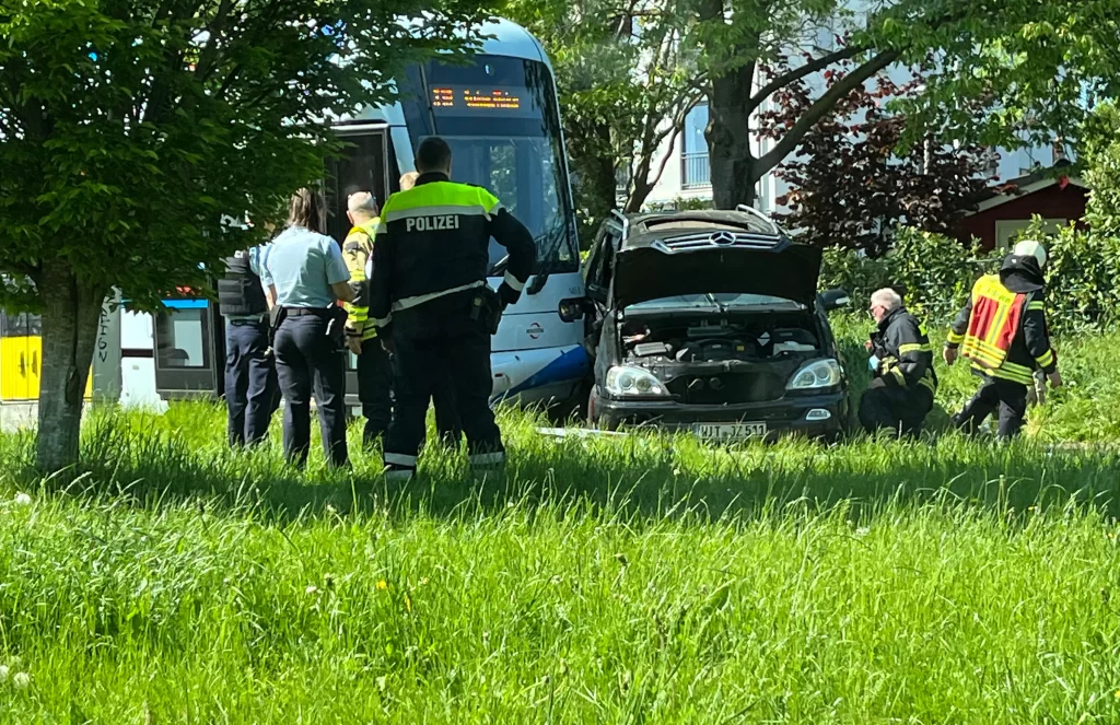 Witten'de tramvay ile otomobil çarpıştı