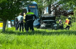 Witten-Heven'de hemzemin geçitte tramvay ile otomobil çarpıştı. Maddi hasarlı kazada