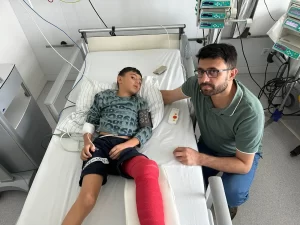Almanya’nın Bonn şehrinde, bir otomobil okula giden öğrenciye çarparak olay