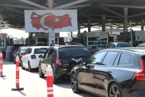 Gurbetçilerin yıllık izinlerini geçirmek üzere Türkiye'ye gelişleri devam ediyor.
