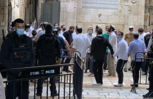 İsrail polisinin eşlik ettiği onlarca fanatik Yahudi, işgal altındaki Doğu