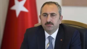 Adalet Bakanı Abdulhamit Gül, insanların doğayı paylaştığı can dostları hayvanların