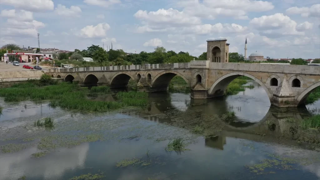 Edirne’de kuraklıktan etkilenen Tunca Nehri dip konuma geldi