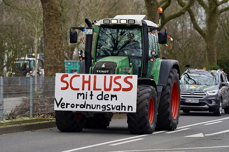 Çiftçiler Düsseldorf'ta hükümeti protesto etti