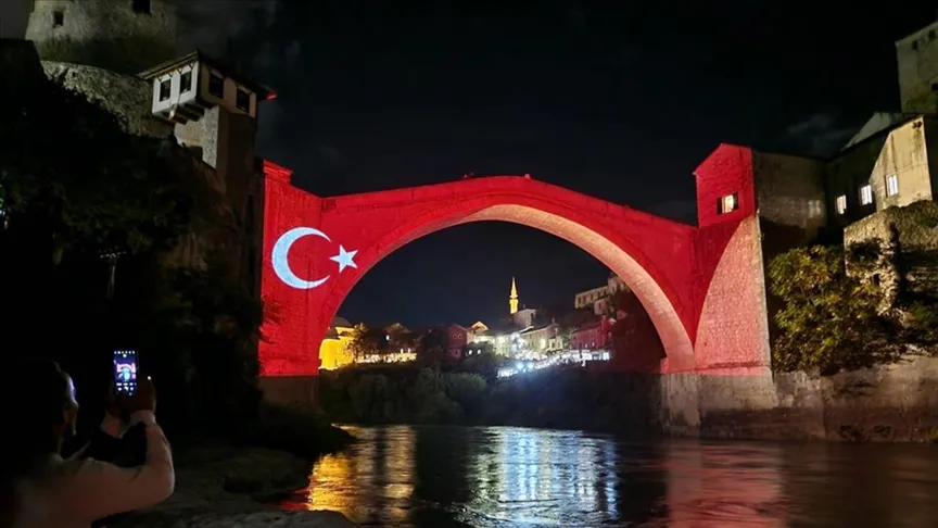 Cumhuriyet'in 100. yılında tarihi Mostar Köprüsü'ne Türk bayrağının renkleri yansıtıldı