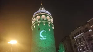 Önemli günlerde renk ve ışık gösterileriyle aydınlatılan İstanbul'un simge noktalarından