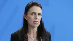 Yeni Zelanda Başbakanı Jacinda Ardern, parlamento binası önünde günlerdir eylemlerini