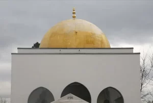 Fransa'nın güneyindeki Gap kasabasında cami duvarına İslam karşıtı yazılar yazıldığı