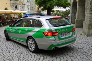 Almanya’da Frankfurt Emniyet Müdürlüğünde çalışan 5 polisin evi internet üzerindeki