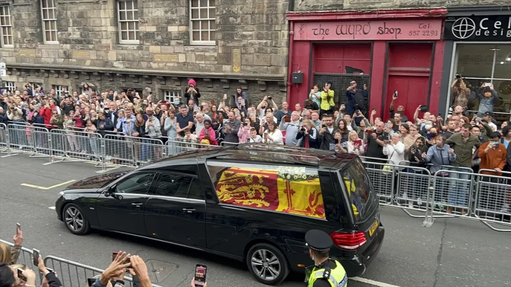 Kraliçe Elizabeth'in cenazesi Balmoral'dan İskoçya'nın başkenti Edinburgh'a götürüldü