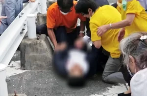 Japonya'nın Nara kentinde katıldığı etkinlikte silahla vurularak ağır yaralanan eski