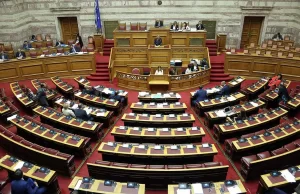 Yunanistan Parlamentosunda görüşülen 2022 bütçesi, parlamento binası önünde toplanan göstericiler