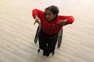 Samsun'da 2004 yılında para dans sporu ile tanışan ve Türkiye'de