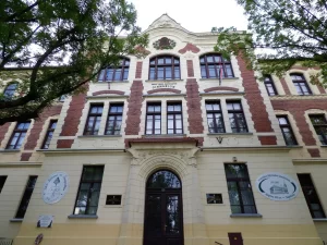Türkçe, Budapeşte Yunus Emre Enstitüsünün (YEE) girişimleriyle Macaristan'daki 8 lisede