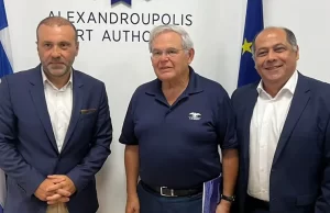 Menendez’e ABD’nin Atina Büyükelçisi George James Tsunis de eşlik etti.