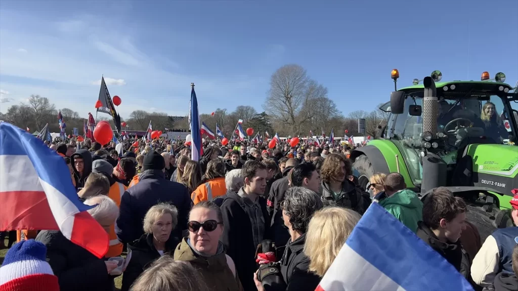 Hollanda'da çiftçiler hükümetin tarım politikasını protesto etti