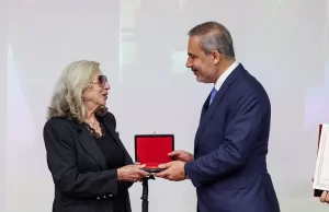 Oğlu Büyükelçi Korkut Tufan, babasının ödülünü Bakan Fidan'dan aldı  Bosna