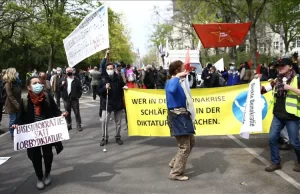 Almanya’nın başkenti Berlin’de hükümetin yeni tip virüs salgınıyla mücadelede aldığı