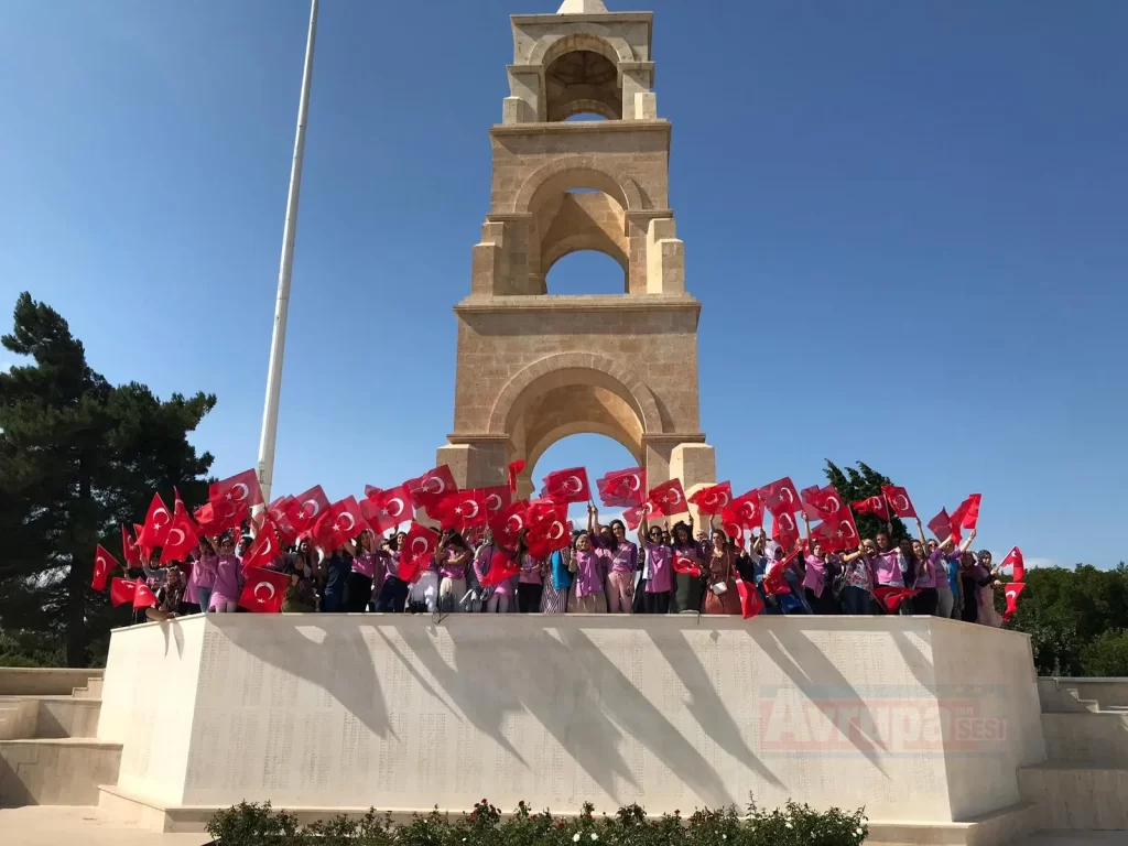 Torunlar Çanakkale’de Dedelerini Birlikte Andı