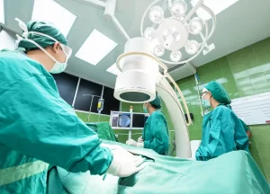 İngiltere Ulusal Sağlık Sistemi (NHS), hastanelerde tedavi olmak için bekleyen