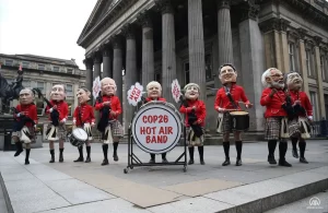 Uluslararası yardım kuruluşu Oxfam üyeleri, İskoçya'nın Glasgow kentinde düzenlenen COP26
