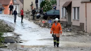 Almanya'da gece saatlerinde başlayan şiddetli fırtına hayatı olumsuz etkiledi.