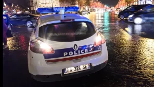Fransa’nın Lyon kentinde polisin scooter kullanan bir gence çarparak kaza
