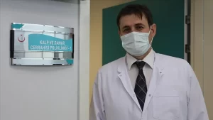 Yakalandığı koronavirüsü hastane ve evde gördüğü tedavinin ardından yenerek görevinin