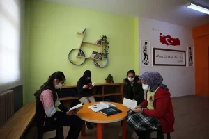 Malatya'da Hanımınçiftliği Sadiye-Lütfi Evliyaoğlu Ortaokulunda bir odayı kullanılmayan araç lastiği,