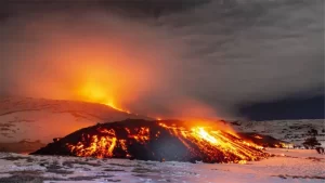 İtalya’nın güneyinde yer alan ve aktif bir şekilde patlayan Etna