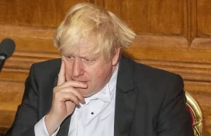 İngiltere'de Başbakan Johnson, 2020'de virüs kısıtlamaları kapsamında yasak olmasına rağmen