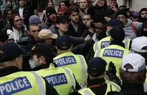 İngiltere'nin başkenti Londra'da yeni tip virüs önlemleri karşıtı gösteride 33