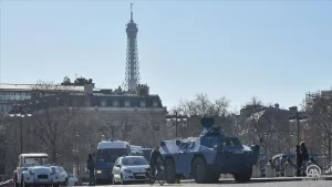 Fransa'nın başkenti Paris'te polis, eylem yapmasını yasakladığı "Özgürlük Konvoyu"nun başkente